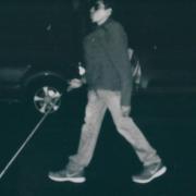 Autoretrato de Gustavo Vargas caminando con su bastón.