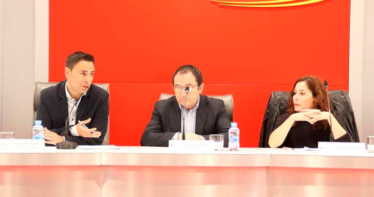 Foto de la mesa de ponentes, donde la experta de FOAL aparece acompañada del director de Plena Inclusión y el jefe de Innovación Social de Fundación ONCE