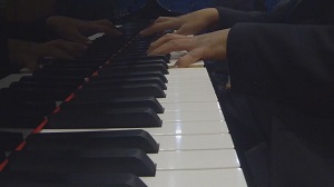 Manos del pianista tocando el piano (Fuente www.lajornadamaya.mx)